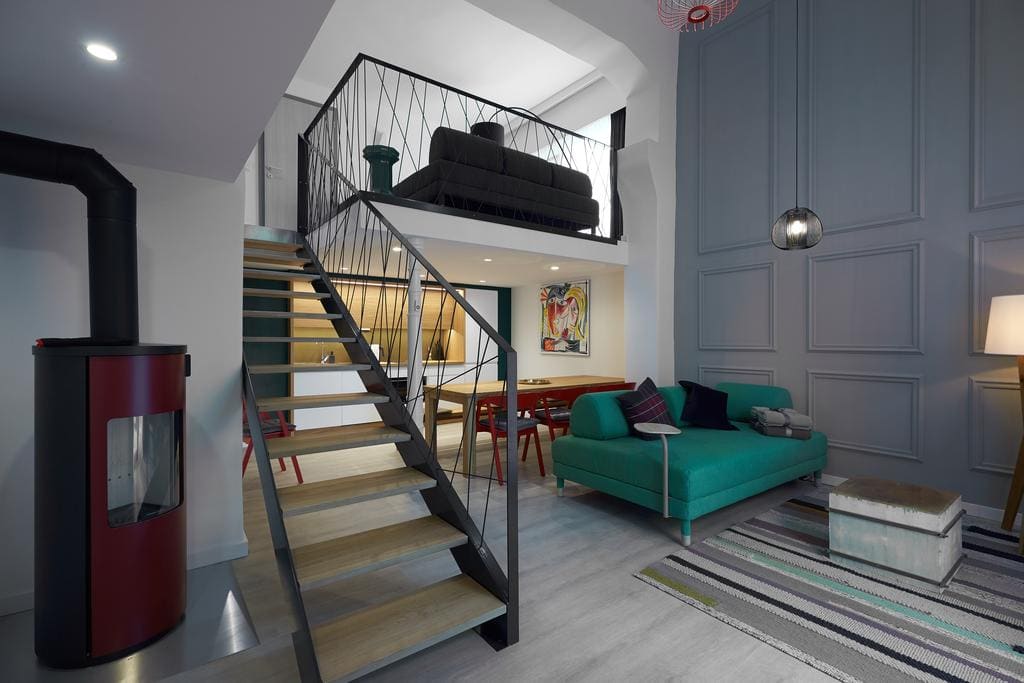 7Domb Apartman — duplex tér türkiz kanapéval és vörös cserépkályhával
