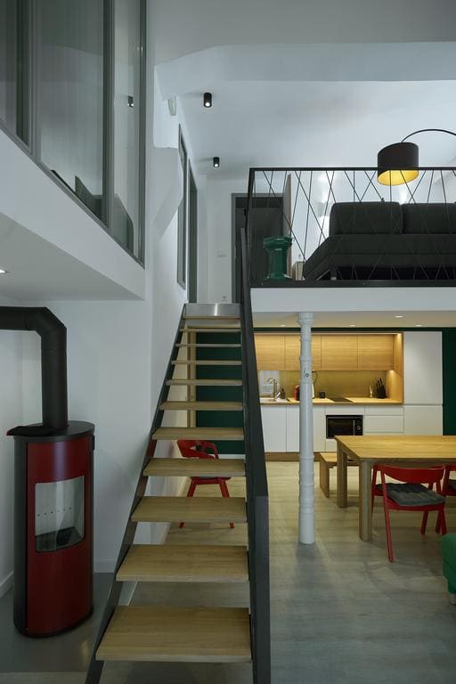 7Domb — étkezőasztal, konyha, galéria a lépcső felett