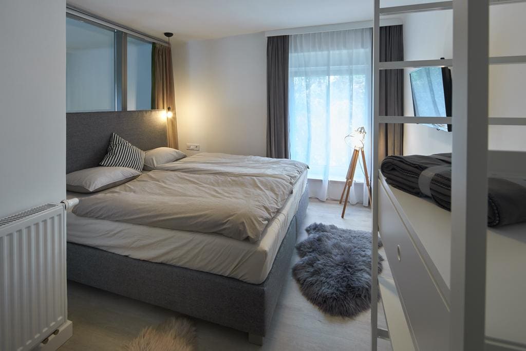 7Domb — hálószoba pasztell tónusban, tripod lámpával