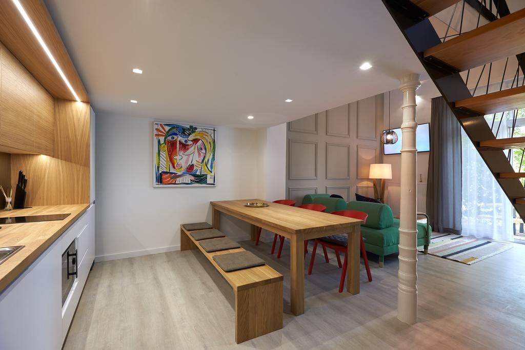 7Domb — étkezőasztal pad mellett, modern festmény a falon