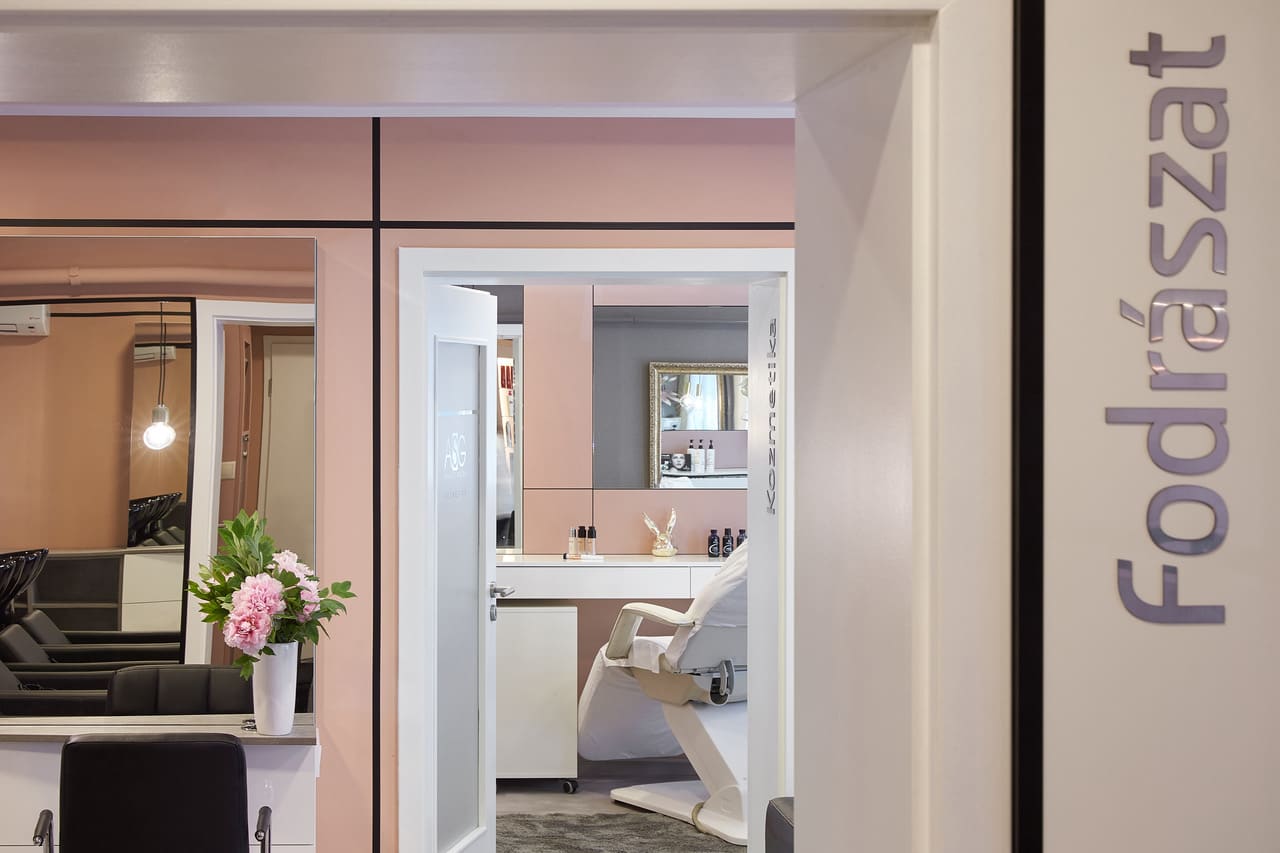 ASG Beauty Salon — púder fal, fekete szegélyes üvegfal, Manikűr & Pedikűr felirat