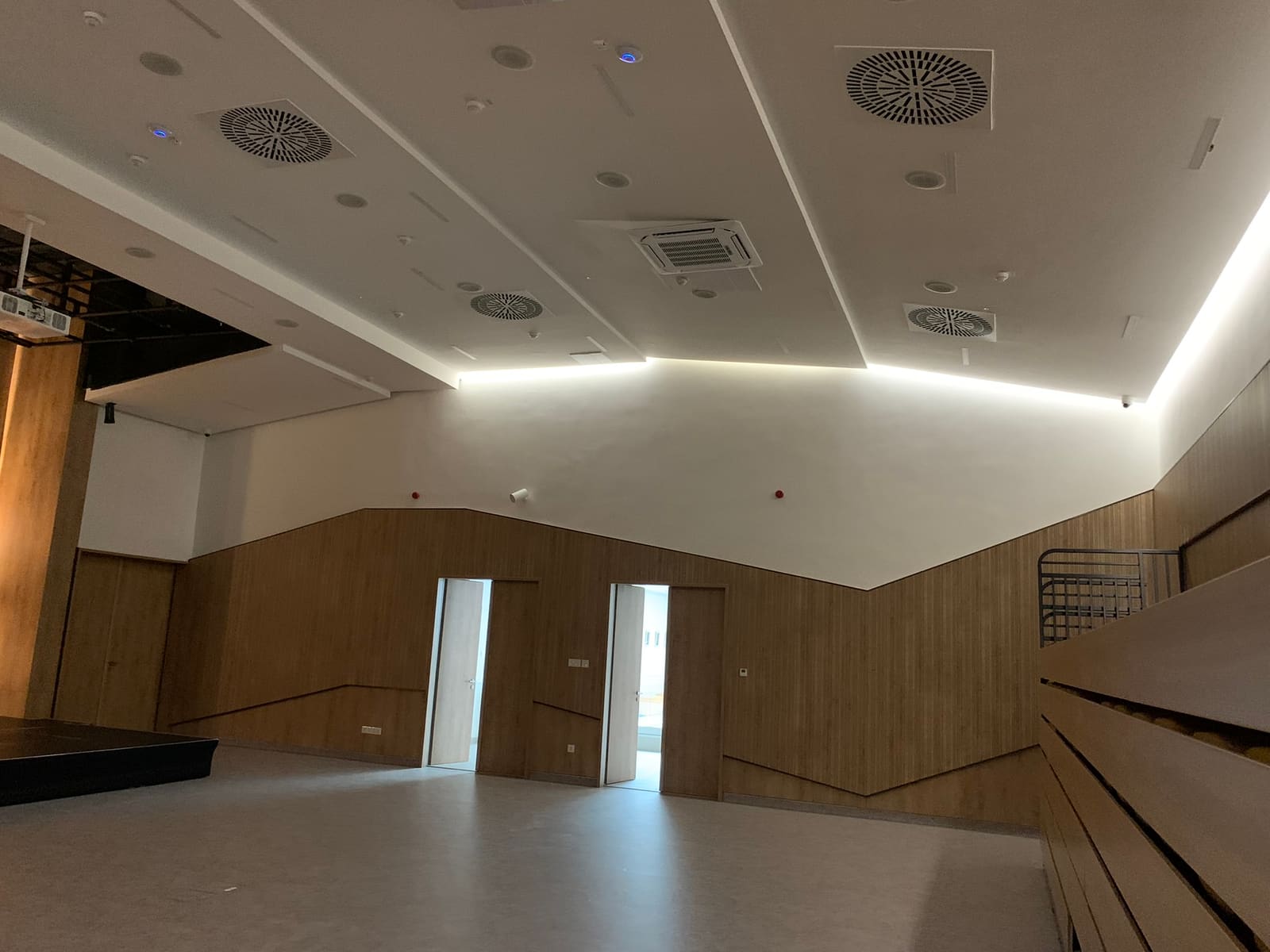Kaptár Előadóterem — tölgy lambériás terem, üres parkett, akusztikus álmennyezet