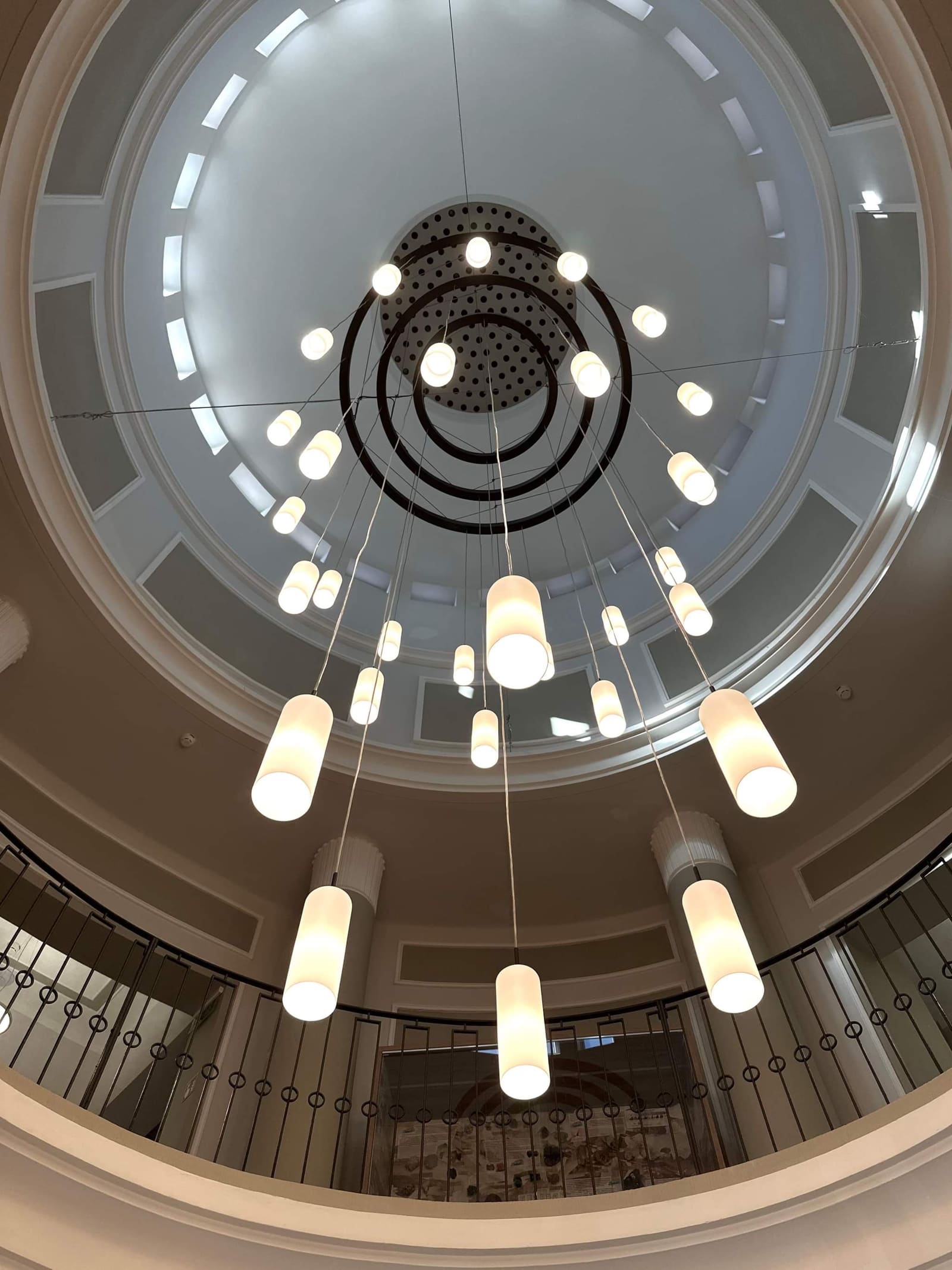 Komlói Múzeum — egyedi tervezésű függesztett lámpatest részlete, koncentrikus körök henger-bulb fényforrásokkal, kupolaalól